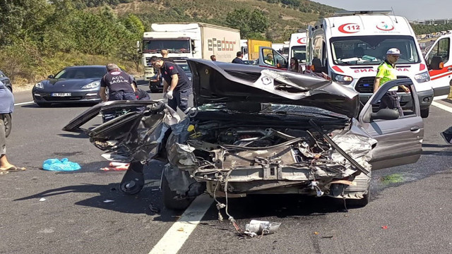 Düzce'de kontrolden çıkan otomobil bariyerlere çarpıp karşı şeride geçti: 1'i çocuk 4 kişi yaralandı - Resim: 0