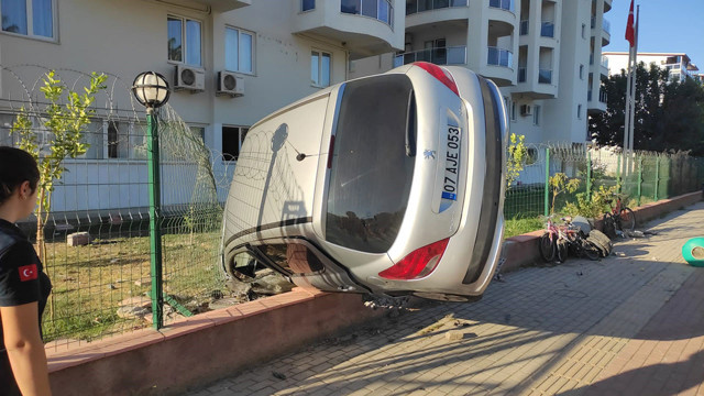 Aydınlatma direğini devirip devrilen arabasını bırakıp kaçtı! - Resim: 0