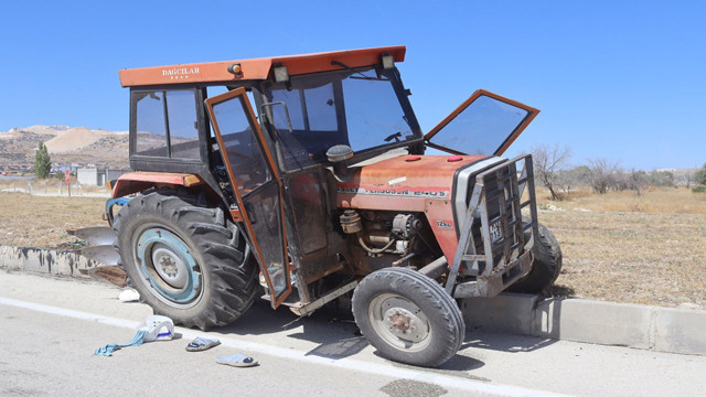 Kontrolden çıkan otomobil traktöre çarptı: 1’i ağır 4 kişi yaralandı - Resim: 0