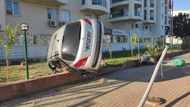 Aydınlatma direğini devirip devrilen arabasını bırakıp kaçtı! - Resim: 2