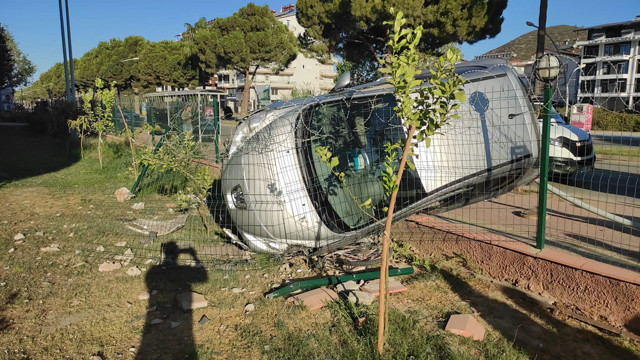 Aydınlatma direğini devirip devrilen arabasını bırakıp kaçtı! - Resim: 1