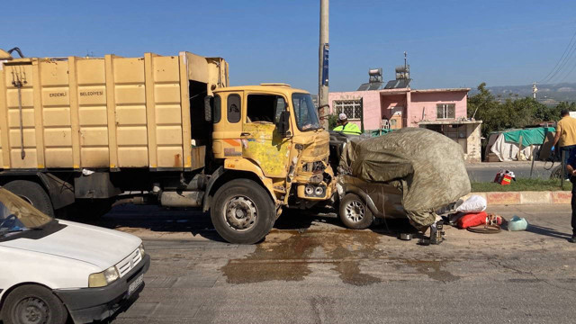 Çöp kamyonu ve kamyonet kavşakta çarpıştı: 4 ölü, 2 yaralı - Resim: 1
