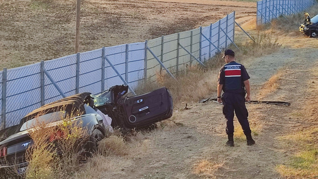Edirne'de 2 aracın hurdaya döndüğü feci kazada 3 kişi can verdi - Resim: 0