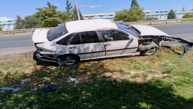 Eskişehir'de kontrolden çıkan otomobil bariyerlere çarptı! - Resim: 0