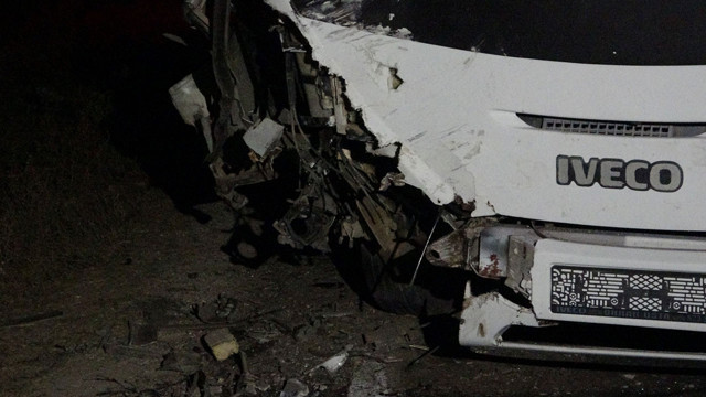 Uşak'ta korkunç kaza! Kafa kafaya çarpışan otomobil şarampole yuvarlandı: 13 yaralı - Resim: 0