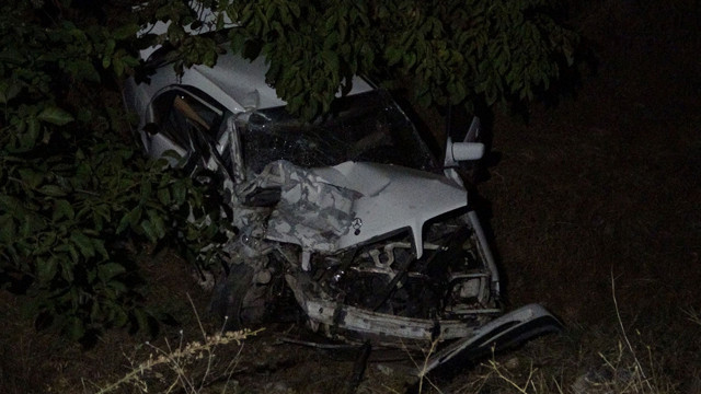 Uşak'ta korkunç kaza! Kafa kafaya çarpışan otomobil şarampole yuvarlandı: 13 yaralı - Resim: 1