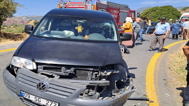 İki otomobil virajda birbirine girdi: 4 yaralı - Resim: 1