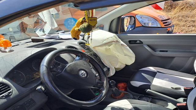 İki otomobil virajda birbirine girdi: 4 yaralı - Resim: 2