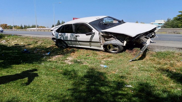 Eskişehir'de kontrolden çıkan otomobil bariyerlere çarptı! - Resim: 1