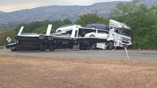 Amasya'da feci kaza! Otomobil yüklü tır bariyerlere çarpıp devrildi - Resim: 0