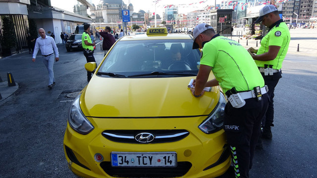Taksim'de trafik kurallarını ihlal eden taksi sürücüsü polisi çileden çıkardı! Bağlanan aracının anahtarını polise vermedi - Resim: 3
