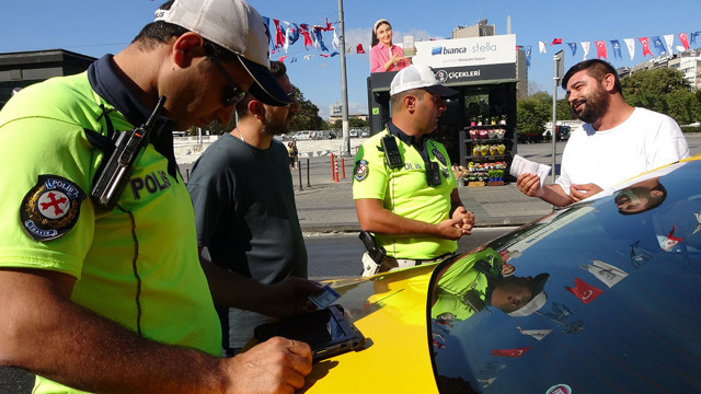 Taksim'de trafik kurallarını ihlal eden taksi sürücüsü polisi çileden çıkardı! Bağlanan aracının anahtarını polise vermedi - Resim: 1