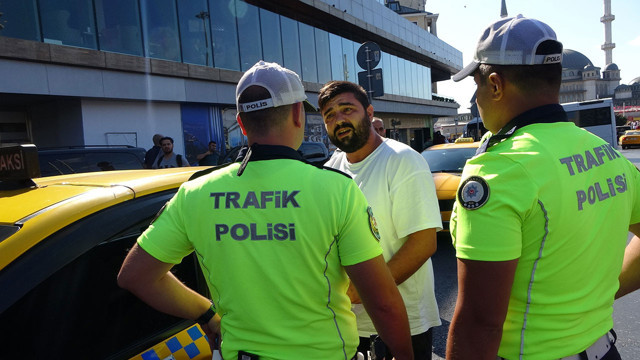 Taksim'de trafik kurallarını ihlal eden taksi sürücüsü polisi çileden çıkardı! Bağlanan aracının anahtarını polise vermedi - Resim: 2