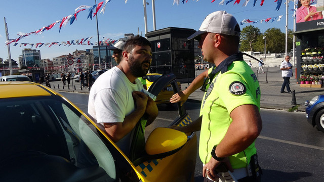 Taksim'de trafik kurallarını ihlal eden taksi sürücüsü polisi çileden çıkardı! Bağlanan aracının anahtarını polise vermedi - Resim: 0