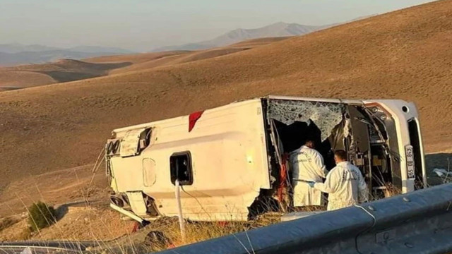 Göçmen taşıyan midibüs kontrolden çıkıp takla attı! 5 kişi öldü 21 kişi yaralandı - Resim: 1