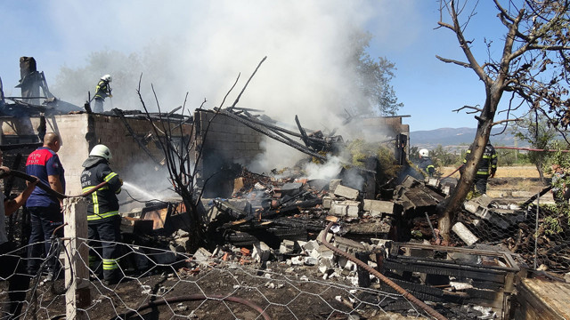 Yemek yapmak için yaktıkları ateş faciaya neden oldu! Yanan ev küle döndü - Resim: 1