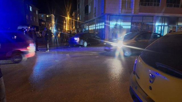 Çarpışan otomobiller elektrik panosunu devirip markete uçtu! - Resim: 0