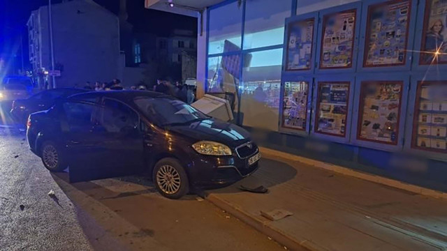 Çarpışan otomobiller elektrik panosunu devirip markete uçtu! - Resim: 1