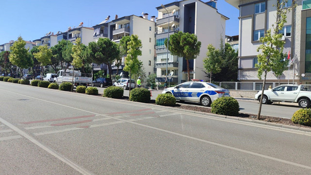 Denizli'de korkunç kaza! Otomobil bekleyen öğrenci ve velilere çarptı: 1 ölü, 3 yaralı - Resim: 1