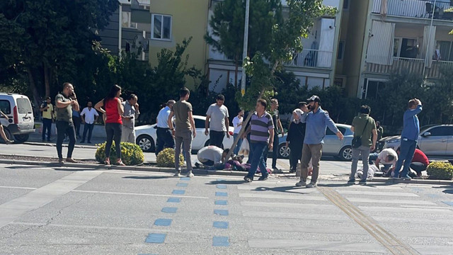 Denizli'de korkunç kaza! Otomobil bekleyen öğrenci ve velilere çarptı: 1 ölü, 3 yaralı - Resim: 2