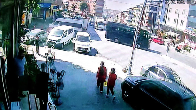 Sultangazi'de pişkin hırsız market çalışanları tarafından yakalandı! O anlar kameralara yansıdı - Resim: 1