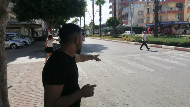 Telefonu yüzünden canından oluyordu! Kulaklığıyla yola atladı, araba çarptı - Resim: 0