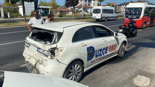 Kontrolden çıkan kamyonet sürücü adayının kullandığı otomobile çarptı: 3 yaralı - Resim: 0