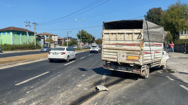 Kontrolden çıkan kamyonet sürücü adayının kullandığı otomobile çarptı: 3 yaralı - Resim: 1