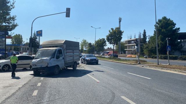 Kontrolden çıkan kamyonet sürücü adayının kullandığı otomobile çarptı: 3 yaralı - Resim: 2