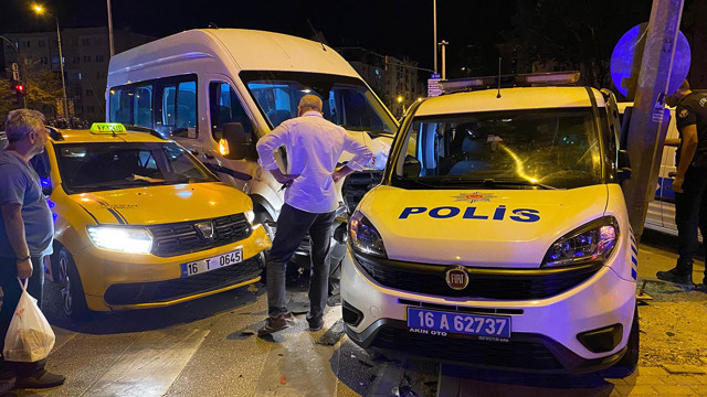 Polis aracı, minibüs ve otomobil çarpıştı! 3'ü polis 6 kişi yaralandı - Resim: 0