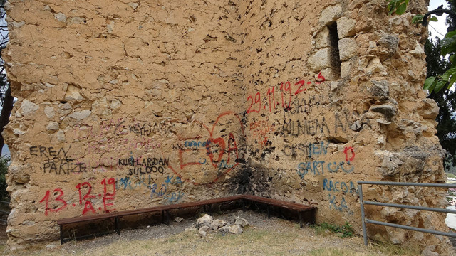 Adana'da asırlık tarihi kaleye sprey boyayla zarar verdiler! - Resim: 0