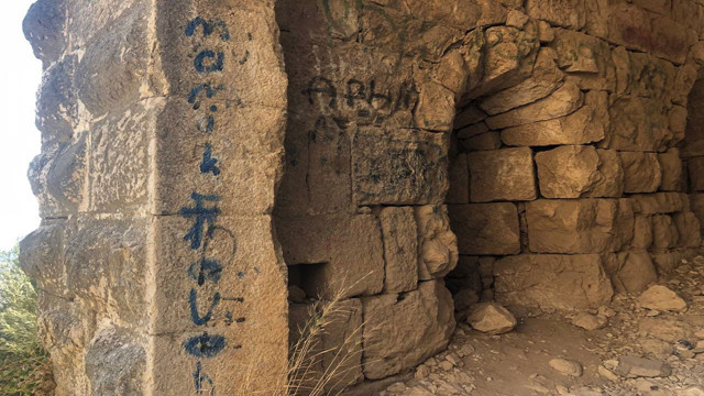 Adana'da asırlık tarihi kaleye sprey boyayla zarar verdiler! - Resim: 2