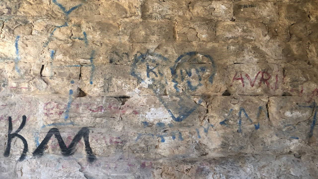 Adana'da asırlık tarihi kaleye sprey boyayla zarar verdiler! - Resim: 3