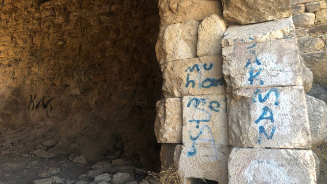 Adana'da asırlık tarihi kaleye sprey boyayla zarar verdiler! - Resim: 1