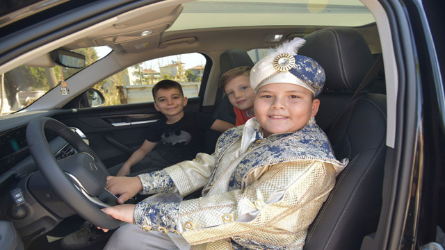 Sünnet çocuğu istedi belediye başkanı Togg'u sünnet arabası yaptı! - Resim: 0