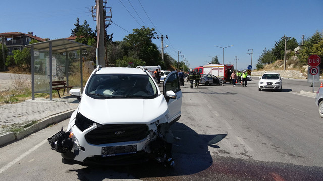 Burdur'da feci kaza! kontrolden çıkan otomobil kavşakta başka araçla çarpıştı: 3 yaralı - Resim: 0