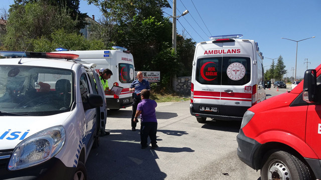 Burdur'da feci kaza! kontrolden çıkan otomobil kavşakta başka araçla çarpıştı: 3 yaralı - Resim: 1