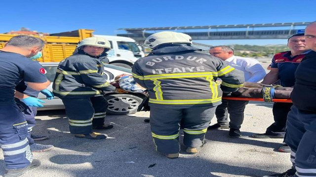 Burdur'da feci kaza! kontrolden çıkan otomobil kavşakta başka araçla çarpıştı: 3 yaralı - Resim: 2