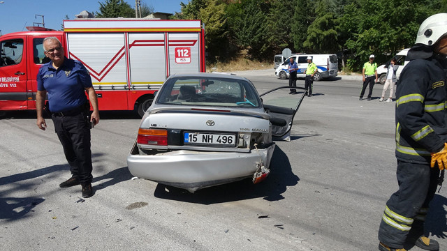 Burdur'da feci kaza! kontrolden çıkan otomobil kavşakta başka araçla çarpıştı: 3 yaralı - Resim: 3