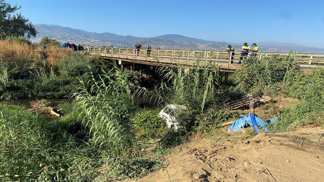 Manisa'da kontrolden çıkan minibüs dereye uçtu! - Resim: 0