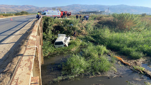 Manisa'da kontrolden çıkan minibüs dereye uçtu! - Resim: 1