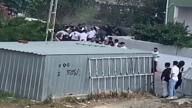 Düğün felakete dönüştü! Sokak düğününde birbirlerine girdiler - Resim: 0