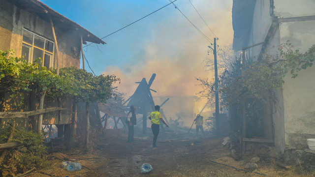 Kastamonu'da yangın! 3 ev ve ahır alev alev yandı - Resim: 1