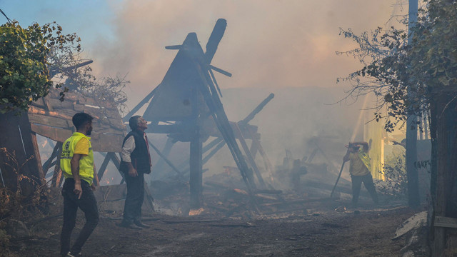 Kastamonu'da yangın! 3 ev ve ahır alev alev yandı - Resim: 2