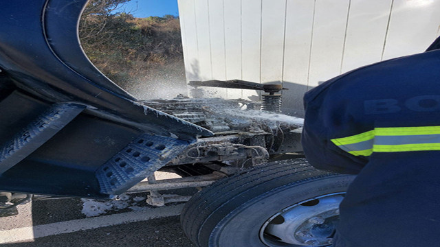 Facianın eşiğinden dönüldü! Patlayıcı yüklü kamyon seyir halindeyken alev aldı - Resim: 0