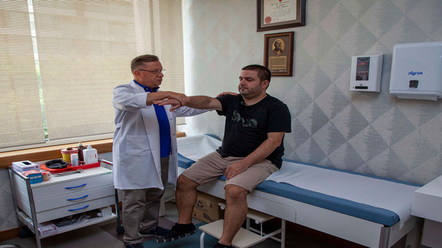 5 dakika boyunca elektrik akımına kapıldı, ölümle burun buruna geldi! Kemikleri vidalarla birleştirildi - Resim: 0