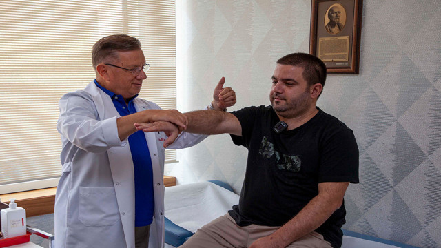 5 dakika boyunca elektrik akımına kapıldı, ölümle burun buruna geldi! Kemikleri vidalarla birleştirildi - Resim: 1