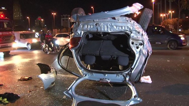 Kadıköy'de korkunç kaza! Ticari araçla çarpışan otomobil takla attı: 4 yaralı - Resim: 1