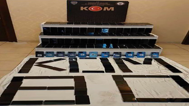 Osmaniye'de polis ekiplerinden kaçak telefon operasyonu! 2 milyon TL olan 187 kaçak telefon ele geçirildi - Resim: 0