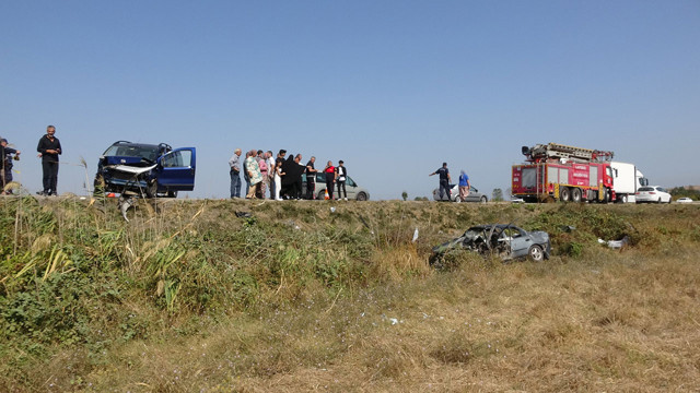 Çanakkale'de acı kaza! 2 otomobil birbirine girdi: 2 ölü, 5 yaralı - Resim: 1